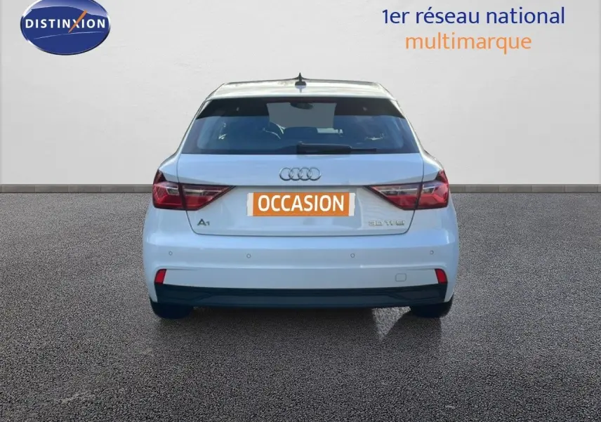 Intérieur de l'Audi A1 Sportback 2023 montrant la console centrale avec écran tactile GPS et commandes de climatisation.