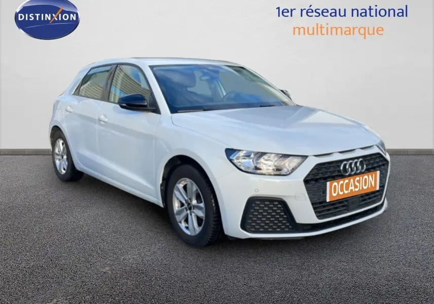 Écran tactile central affichant les aides à la conduite dans l'Audi A1 Sportback blanc glacier, vue intérieure avant.