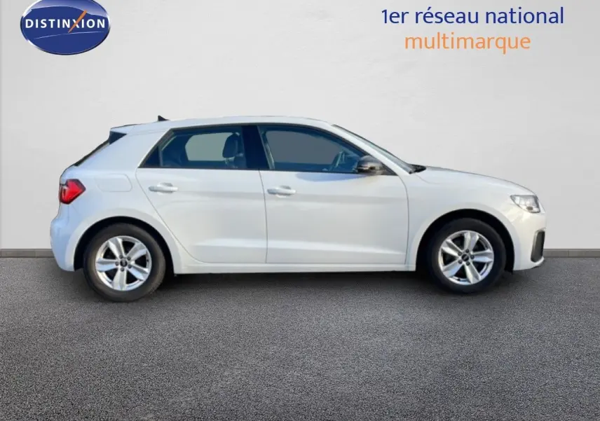 Vue rapprochée de la console centrale de l'Audi A1 Sportback 2023 avec écran tactile et commandes de climatisation.