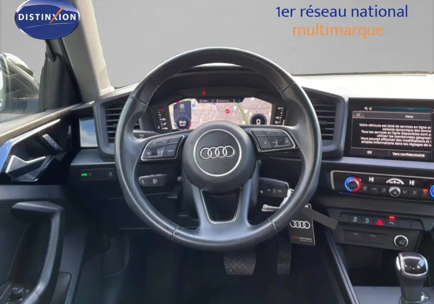 Audi A1 Sportback blanc glacier vue 3/4 arrière côté droit sur fond neutre, avec jantes alliage 15 pouces.