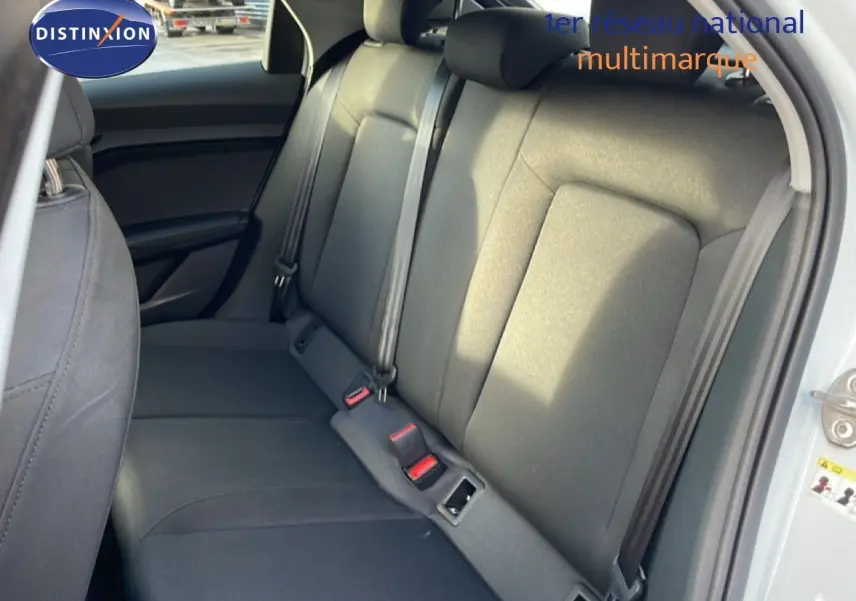 Audi A1 Sportback blanc glacier métal vue 3/4 arrière côté gauche sur fond neutre avec plaque occasion.