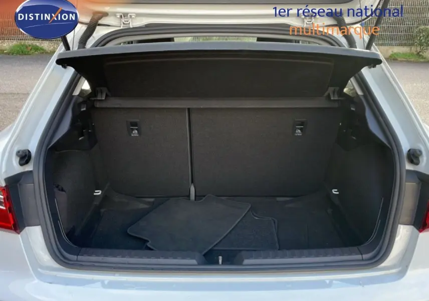 Profil côté gauche d'une Audi A1 Sportback blanche glacier métal 5 portes de 2023 sur fond neutre.