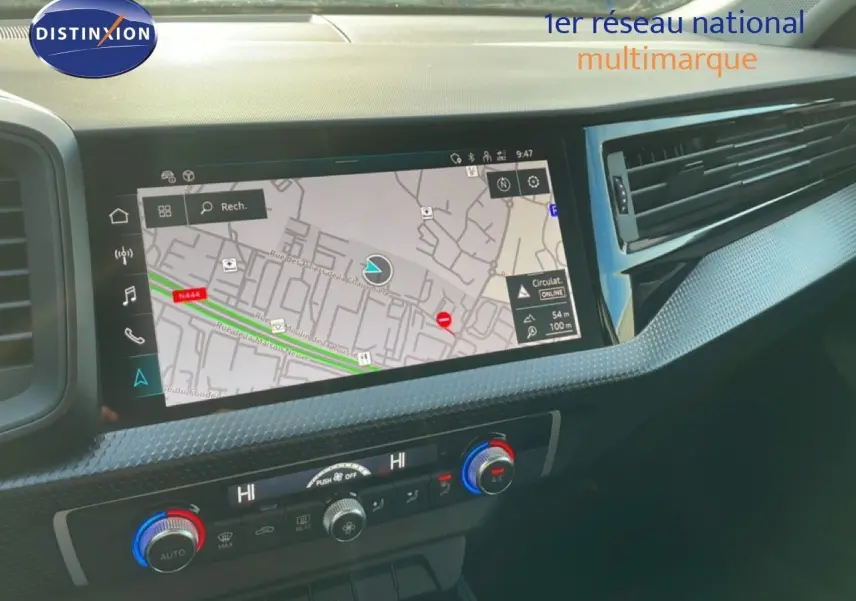 Gros plan sur la roue avant gauche d'une Audi A1 Sportback blanche glacier métal avec jante alliage 15 pouces.