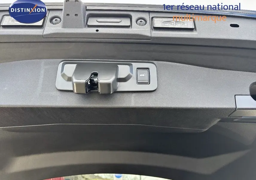 Gros plan sur le mécanisme d'ouverture du coffre du Renault Symbioz noir étoile métal, version hybride 2025.