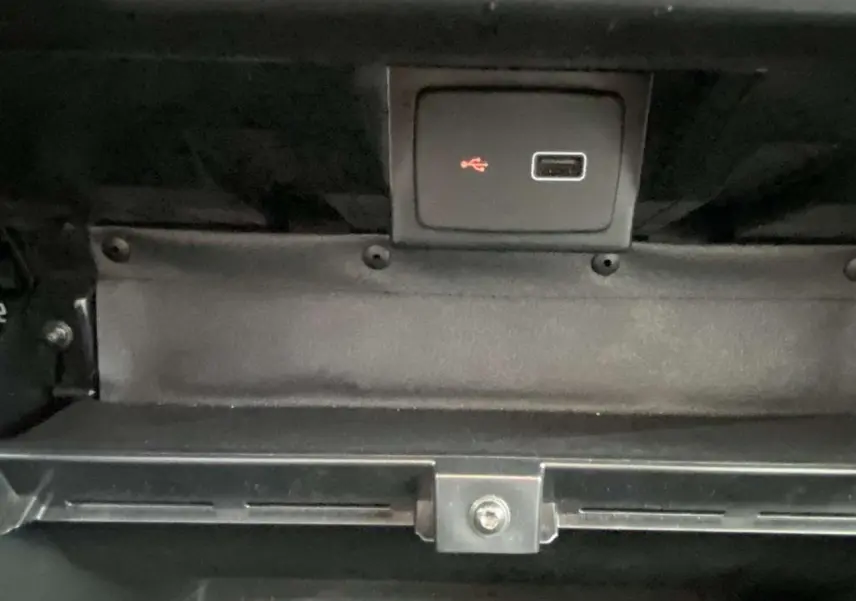 Gros plan sur la prise USB intégrée dans la boîte à gants de l’Opel Movano Fourgon blanc, version 2022.