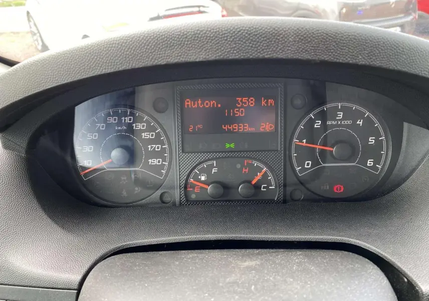 Vue rapprochée du tableau de bord de l'Opel Movano Fourgon 2022 montrant les compteurs et l'écran digital.