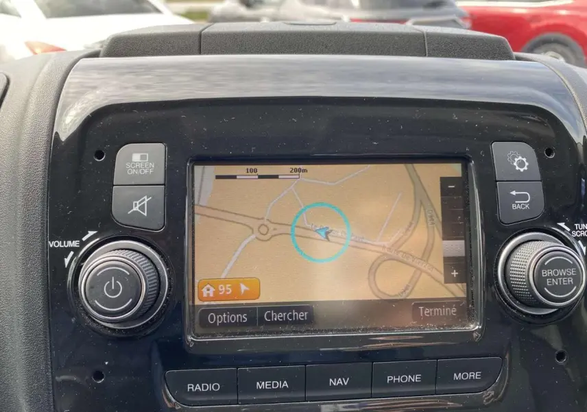 Écran GPS central du tableau de bord de l'Opel Movano Fourgon blanc, vue rapprochée intérieure.