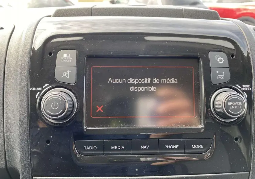 Tableau de bord de l'Opel Movano Fourgon blanc, vue rapprochée de l'écran multimédia affichant "Aucun dispositif de média disponible".