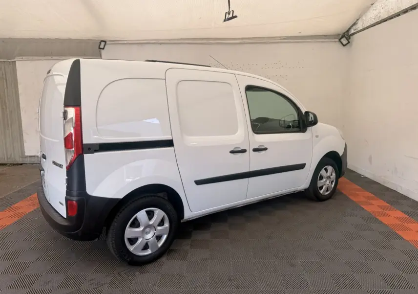 Vue 3/4 arrière droite d’un Renault Kangoo blanc utilitaire avec portes latérales pleines et jantes acier.