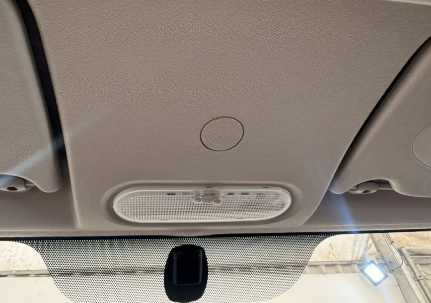 Plafonnier intérieur avant du Renault Kangoo Confort Energy dCi 75 E6, éclairage central et pare-brise partiel visible.