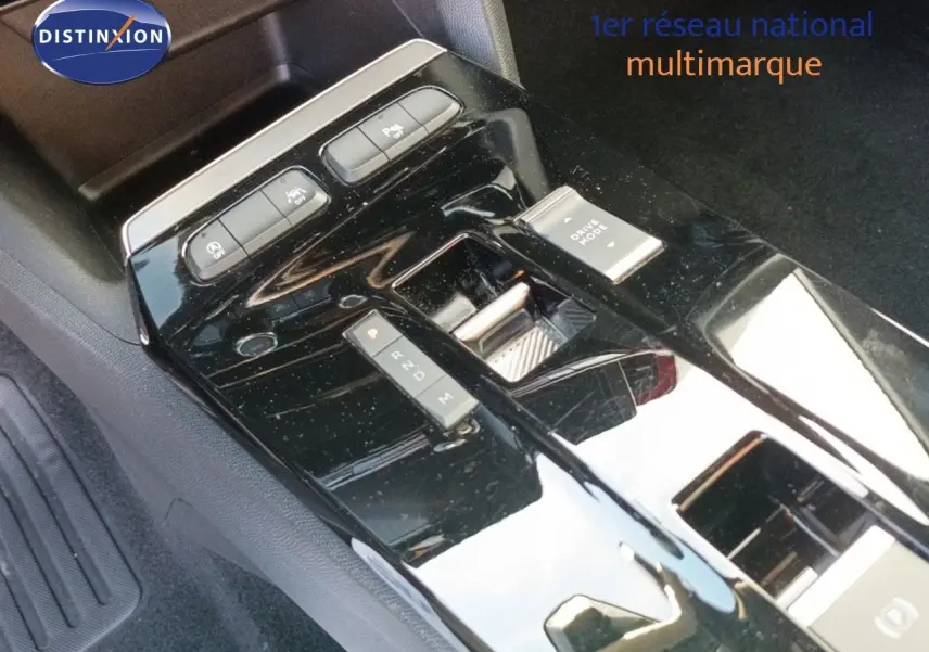 Gros plan sur la console centrale brillante de l'Opel Mokka GS Line 2022, avec commandes de boîte automatique et mode de conduite.