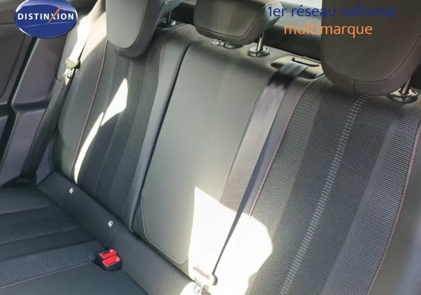 Banquette arrière en tissu gris avec surpiqûres rouges de l'Opel Mokka GS Line 2022 vue de côté droit