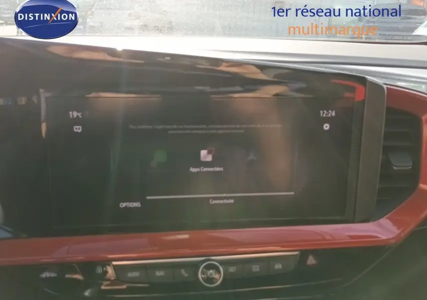 Écran tactile central du tableau de bord de l'Opel Mokka GS Line 2022 avec finition rouge brique et commandes intégrées.