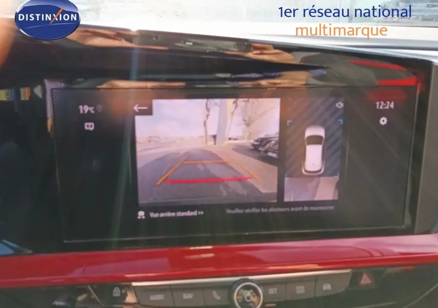 Écran central de l'Opel Mokka GS Line 2022 montrant la caméra de recul et la vue 360° en intérieur rouge brillant.