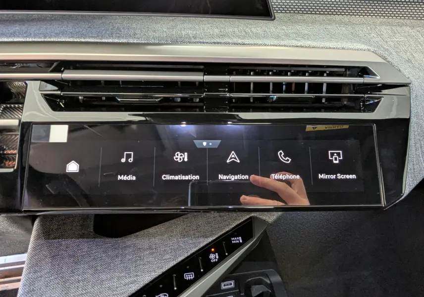 Vue rapprochée de l’écran tactile central noir du tableau de bord du Peugeot 3008 blanc Okenite, affichant les menus multimédia et navigation.