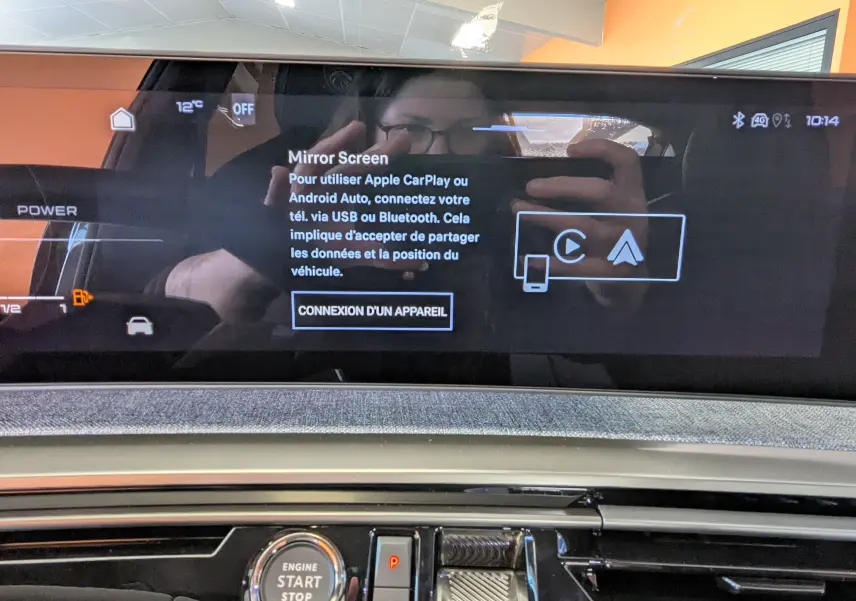Écran tactile central du tableau de bord du Peugeot 3008 blanc, affichant la connexion Android Auto.