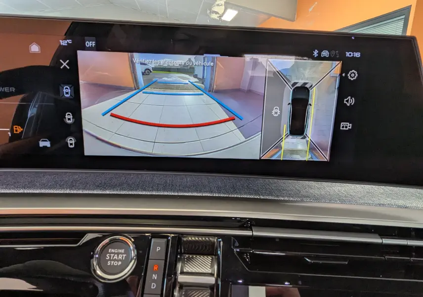 Écran intérieur du Peugeot 3008 blanc montrant la caméra de recul et la vue 360° en mode stationnement.
