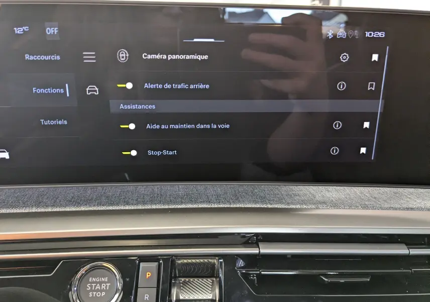 Écran tactile central du Peugeot 3008 blanc Okenite montrant les options d’assistance à la conduite.