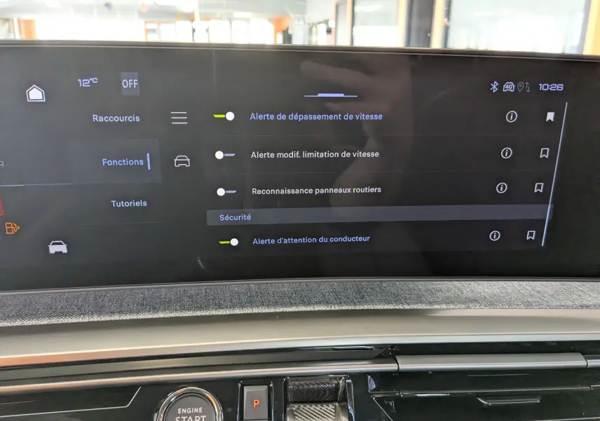 Écran tactile intérieur du Peugeot 3008 blanc Okenite, affichant les réglages d'alerte de sécurité conducteur.