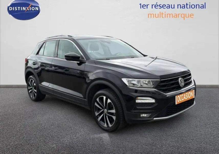 Volkswagen T-Roc noir vue 3/4 avant droit, jantes alliage 17 pouces et phares LED visibles sur fond neutre.