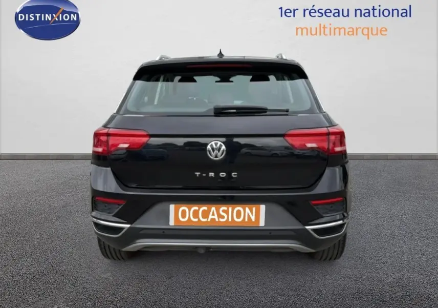 Vue arrière d'un Volkswagen T-Roc noir 2020 avec feux rouges et plaque d'immatriculation "OCCASION" visible.