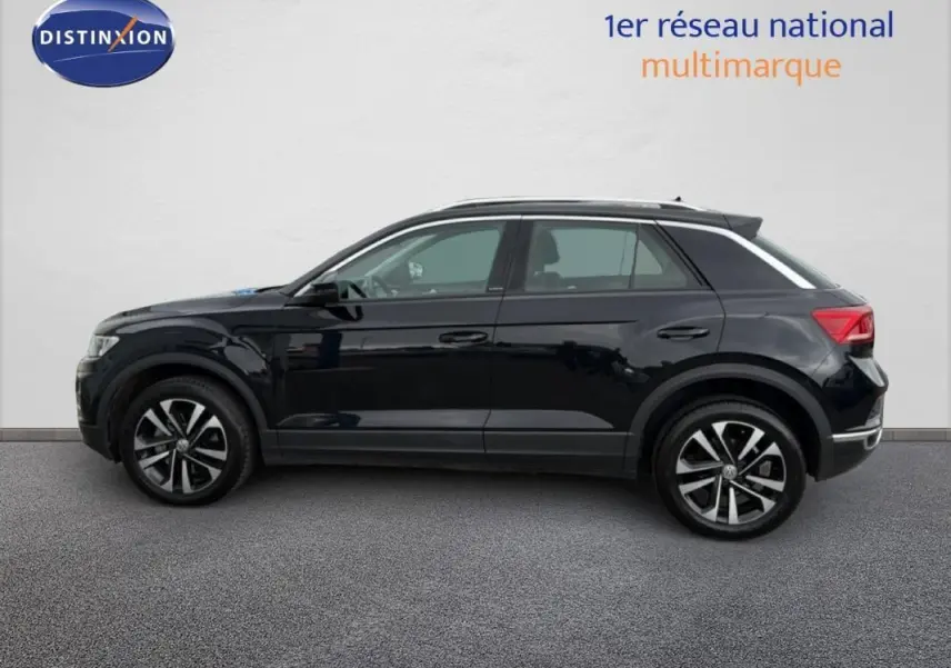 Vue de profil côté gauche d’un Volkswagen T-Roc noir 2020 avec jantes alliage 17 pouces sur fond neutre.
