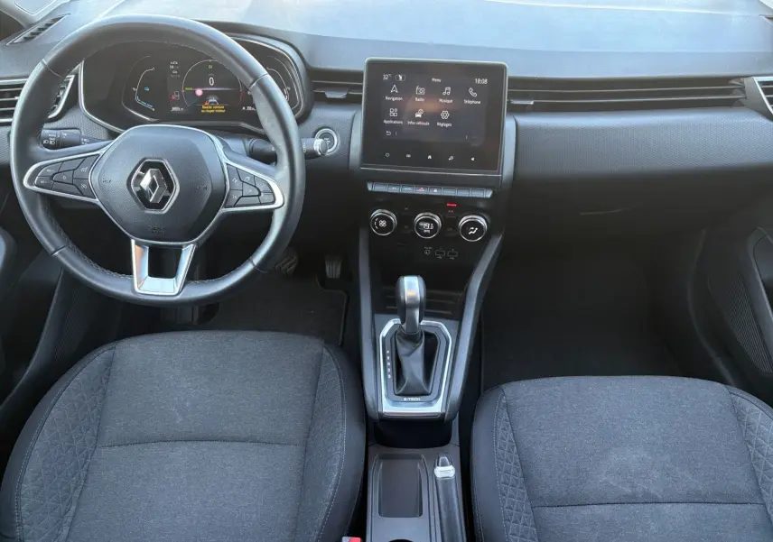 Vue intérieure frontale de la Renault Clio 1.6 E-TECH Business 2021, avec volant multifonction et écran tactile central.