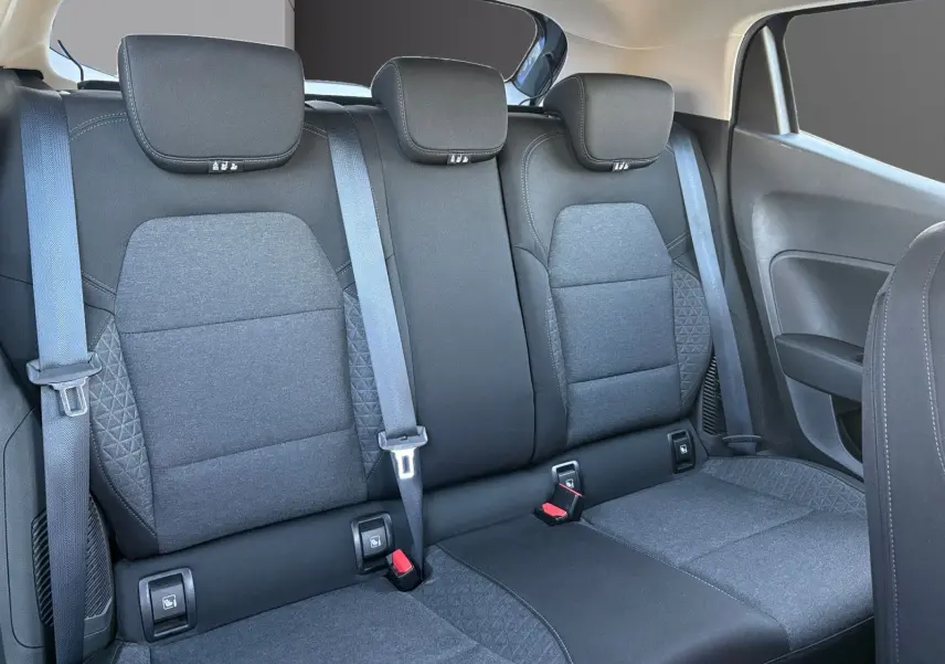 Vue intérieure de la banquette arrière en tissu gris foncé de la Renault Clio 1.6 E-TECH Business 2021, avec ceintures et appuie-têtes.