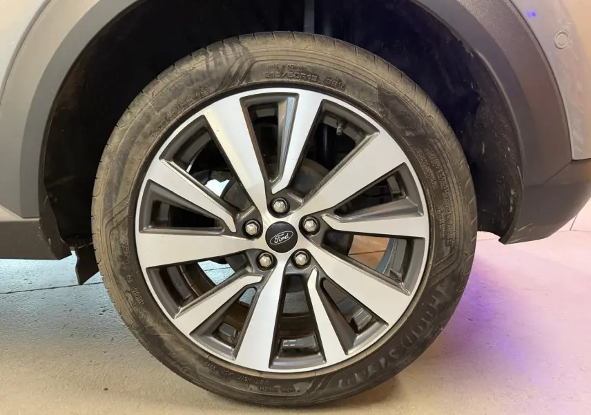 Gros plan sur la roue avant droite d'une Ford Puma gris 2021 avec jante alliage à dix branches.