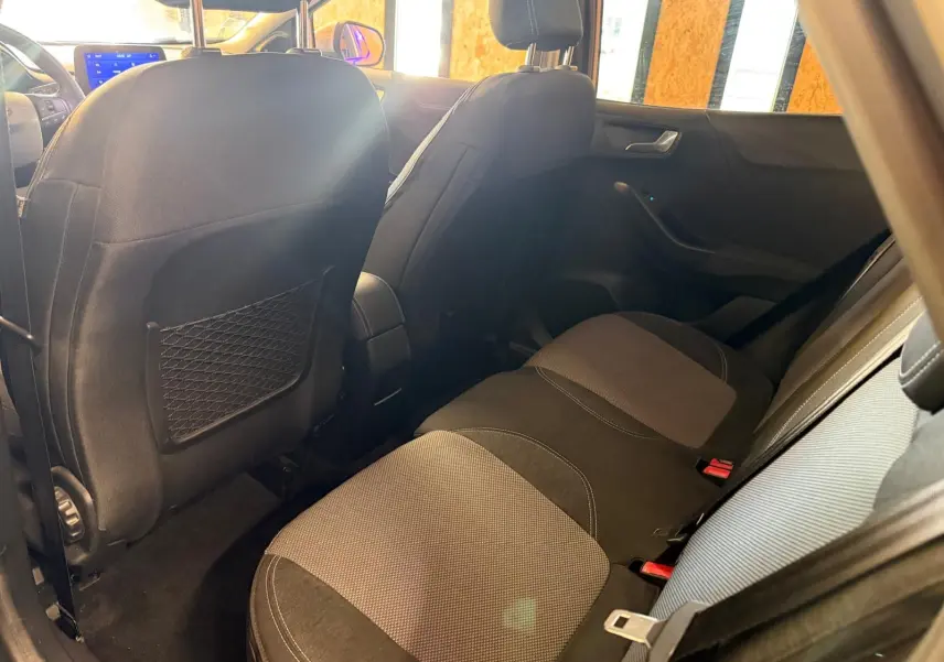 Vue intérieure arrière côté droit du Ford Puma 1.0 EcoBoost 125 MHEV Titanium avec sièges tissu noir et gris.