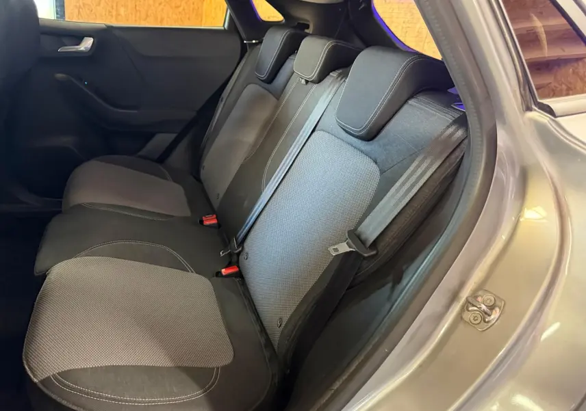 Vue intérieure côté droit des sièges arrière en tissu noir et gris du Ford Puma gris 2021, version Titanium.