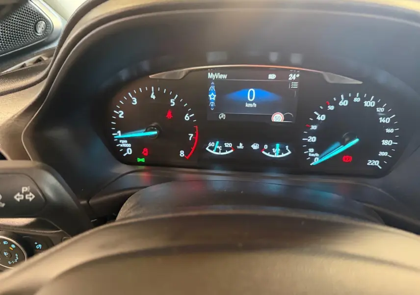 Vue rapprochée du tableau de bord numérique du Ford Puma gris 2021, affichant la vitesse à 0 km/h et divers indicateurs.