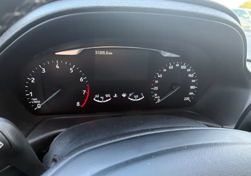 Vue rapprochée du tableau de bord noir du Ford Puma gris, affichant le compteur kilométrique à 51205 km.