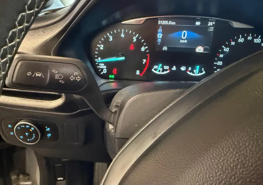Vue rapprochée du tableau de bord et du combiné d'instruments du Ford Puma gris, affichant 51205 km et 24°C.