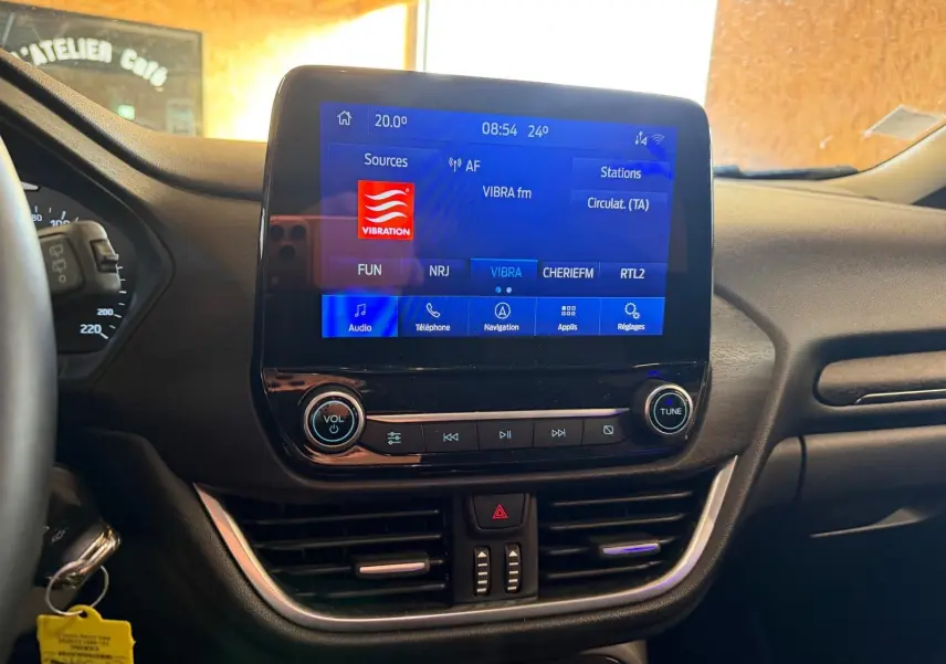 Vue intérieure centrée sur l'écran tactile multimédia du tableau de bord du Ford Puma 2021 finition Titanium.