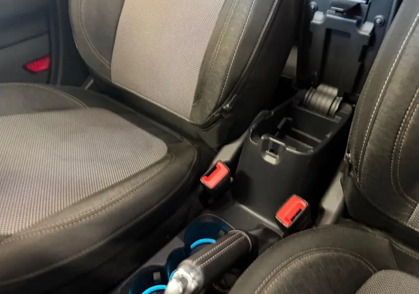 Gros plan sur la console centrale et les sièges tissu noir et gris du Ford Puma 1.0 EcoBoost 2021.