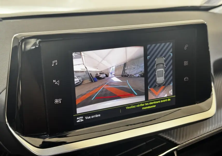 Écran tactile intérieur montrant la caméra de recul et l’aide au stationnement du Peugeot 2008 noir.