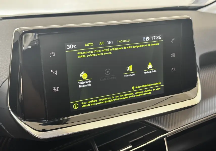 Écran tactile central du tableau de bord du Peugeot 2008 noir, affichant les options Bluetooth et Android Auto.
