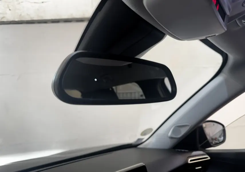 Vue intérieure du rétroviseur central et tableau de bord noir d'une Peugeot 2008 BlueHDi 130 de 2022.
