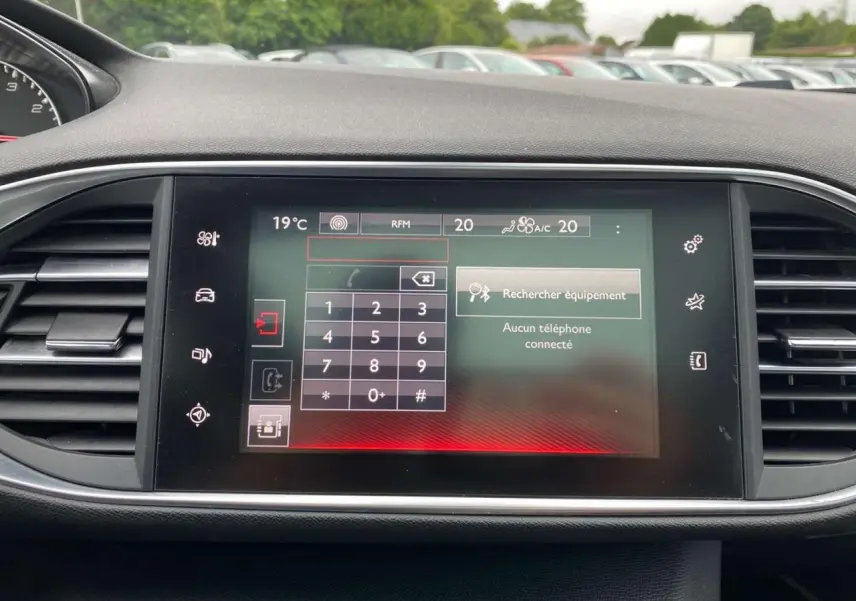 Écran tactile central de la Peugeot 308 SW GT Line 2017 affichant le menu de connexion Bluetooth, entouré de grilles d'aération noires.