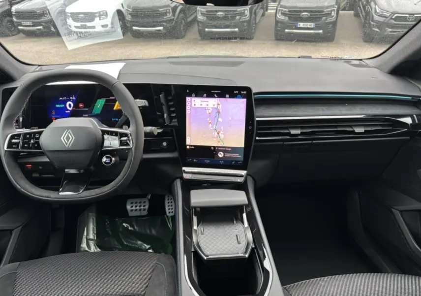 Intérieur du Renault Austral E-Tech 200 Esprit Alpine 2025, vue avant centrée sur le tableau de bord et l'écran tactile.