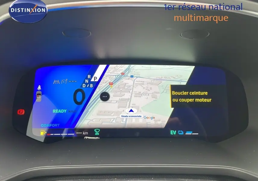 Tableau de bord numérique du Renault Symbioz 2025 affichant la navigation et l'état du véhicule en mode hybride.