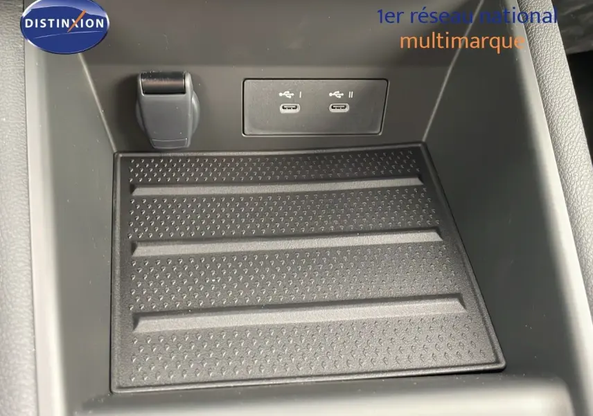 Gros plan sur la console centrale noire du Renault Symbioz 2025 avec ports USB-C et prise 12V intégrés.