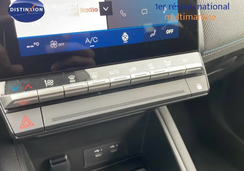 Gros plan sur la console centrale de la Renault Symbioz gris cassiopée, mettant en valeur les commandes climatisation et écran tactile.