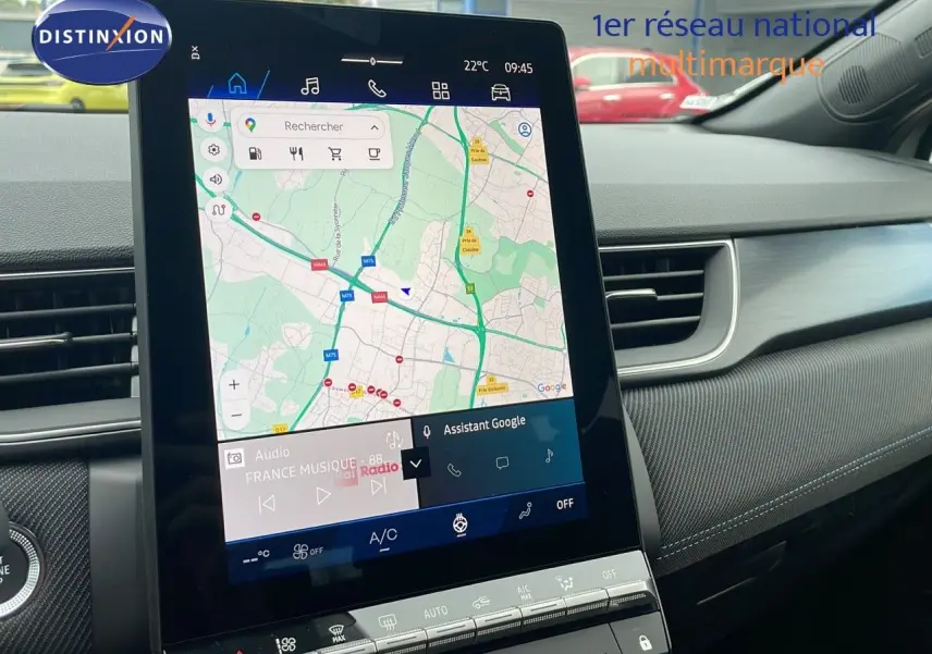 Vue rapprochée de l’écran tactile central du Renault Symbioz 2025 gris cassiopée, affichant la navigation GPS et les commandes climatiques.