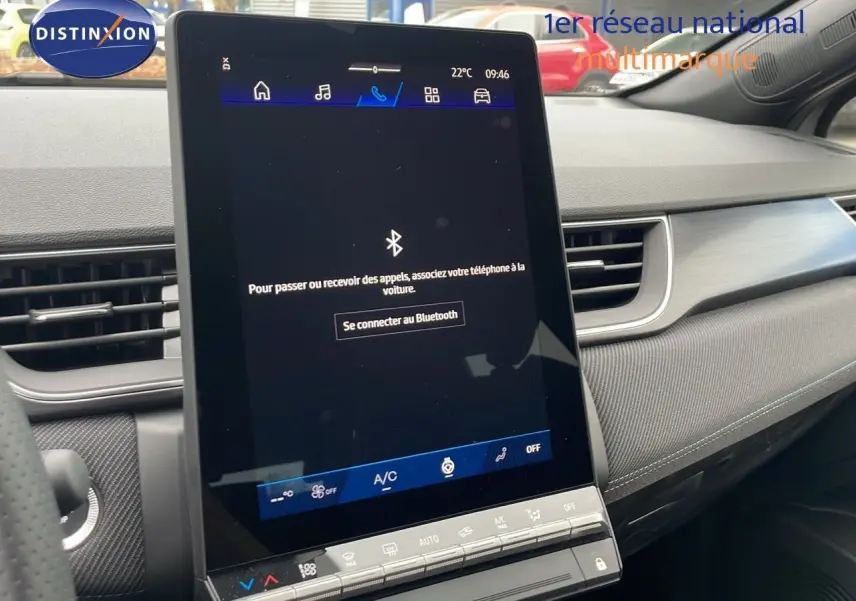 Écran tactile central affichant la connexion Bluetooth dans l'habitacle moderne du Renault Symbioz gris Cassiopée.