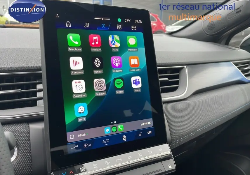 Écran tactile central allumé dans l'habitacle du Renault Symbioz 2025, finition Esprit Alpine, vue côté passager.