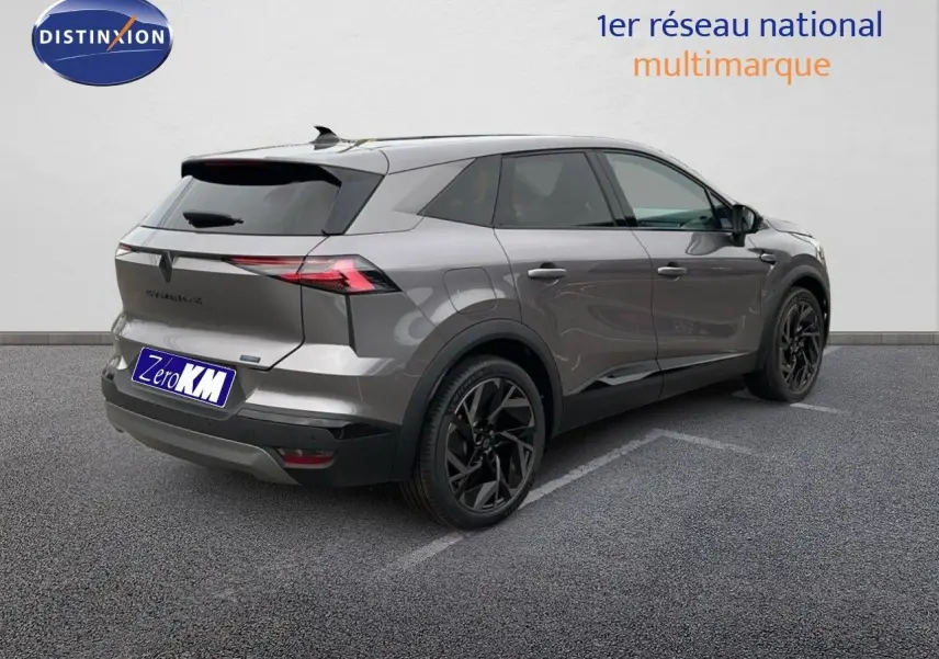 Renault Symbioz gris cassiopée métal vu en 3/4 arrière droit avec jantes noires et hayon fermé.