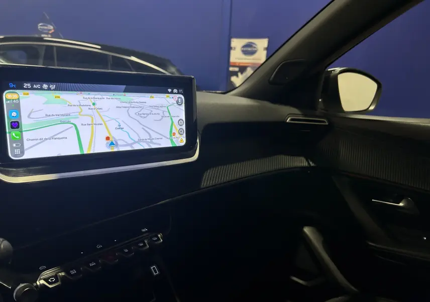 Vue intérieure côté passager du Peugeot 2008 bleu Obsession, mettant en valeur l'écran tactile de navigation et les finitions modernes.