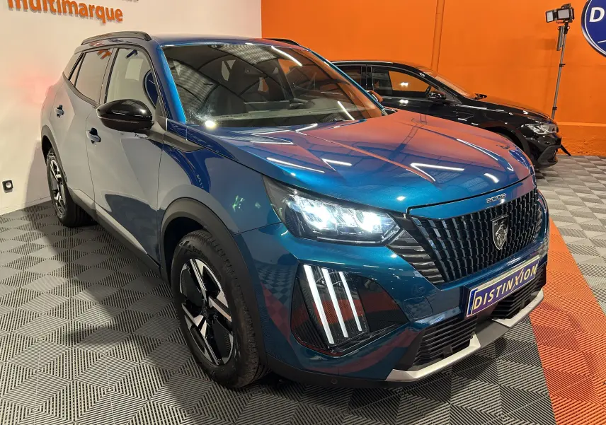 Peugeot 2008 II Ph.2 Allure Hybrid bleu Obsession en 3/4 avant droit, phares LED et calandre noire distinctive.